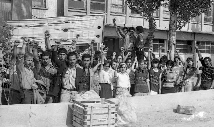 12 Eylül 1980 faşist darbesinden önce en küçük atölyelerde bile genç işçilerin sendikalı oldukları ve hakları için grev ve direnişlerle sınıf bilinçli işçiler olduğunu gösteren eski bir fotoğraf (İYG Arşivinden).