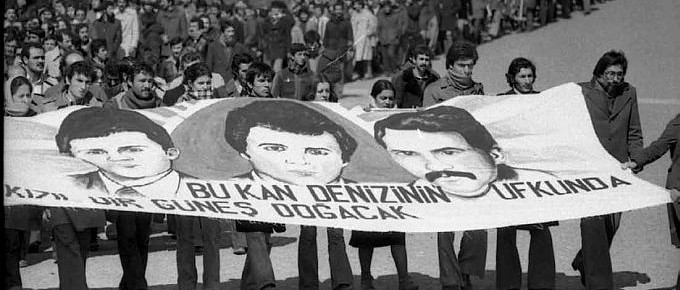 16 Mart’ta Beyazıt’ta katliamı sonrası İstanbul Üniversitesini işgal eden ilerici-devrimci gençler 7 gencin cenaze töreninde.
