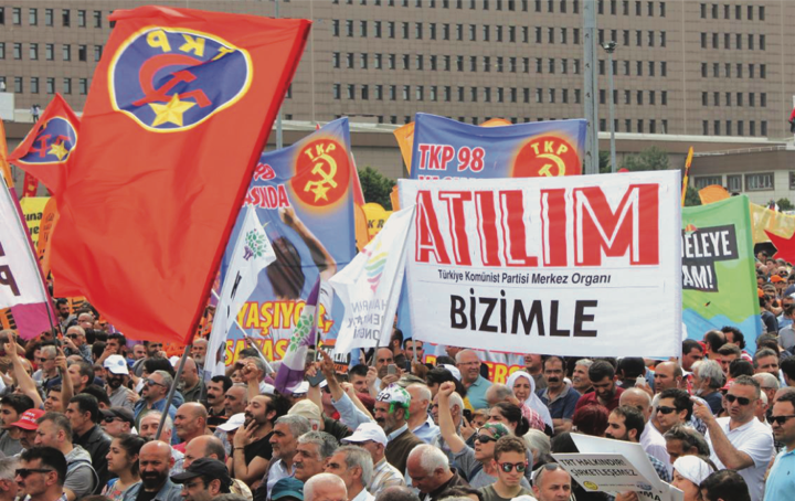 1 Mayıs 2019 İstanbul Bakırköy’de TKP pankart ve bayrakları...