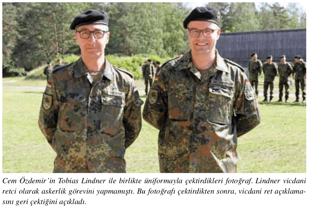 Cem Özdemir'in Tobias Lindner ile birlikte üniformayla çektirdikleri fotoğraf. Lindner vicdani retci olarak askerlik görevini yapmamıştı. Bu fotoğrafı çektirdikten sonra, vicdani ret açıklamasını geri çektiğini açıkladı.