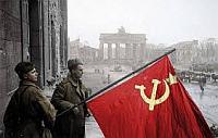 Kızıl Bayrak Berlin sokaklarında