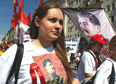 Rusaya Federasyonu'nda Stalin'in resmini taşıyan bir kadın