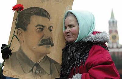 Yaşlı bir kadın, Stalin'in resminin önünde