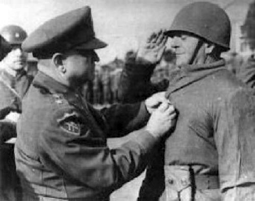 Amerikalı General Walton Walker, Türk Tugayı Komutanı Tuğgeneral Tahsin Yazıcı’ya ‘Gümüş Yıldız’ madalyasını takarken.