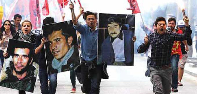 Emek Gençliği üyesi gençler, Ankara’da düzenlenen 1 Mayıs Birlik, Mücadele ve Dayanışma Günü’nde 6 Mayıs’ta idam edilen Deniz, Yusuf ve Hüseyin’in posterleri ile 6 Mayıs’taki anma yürüyüşlerine katılmaya çağırdılar